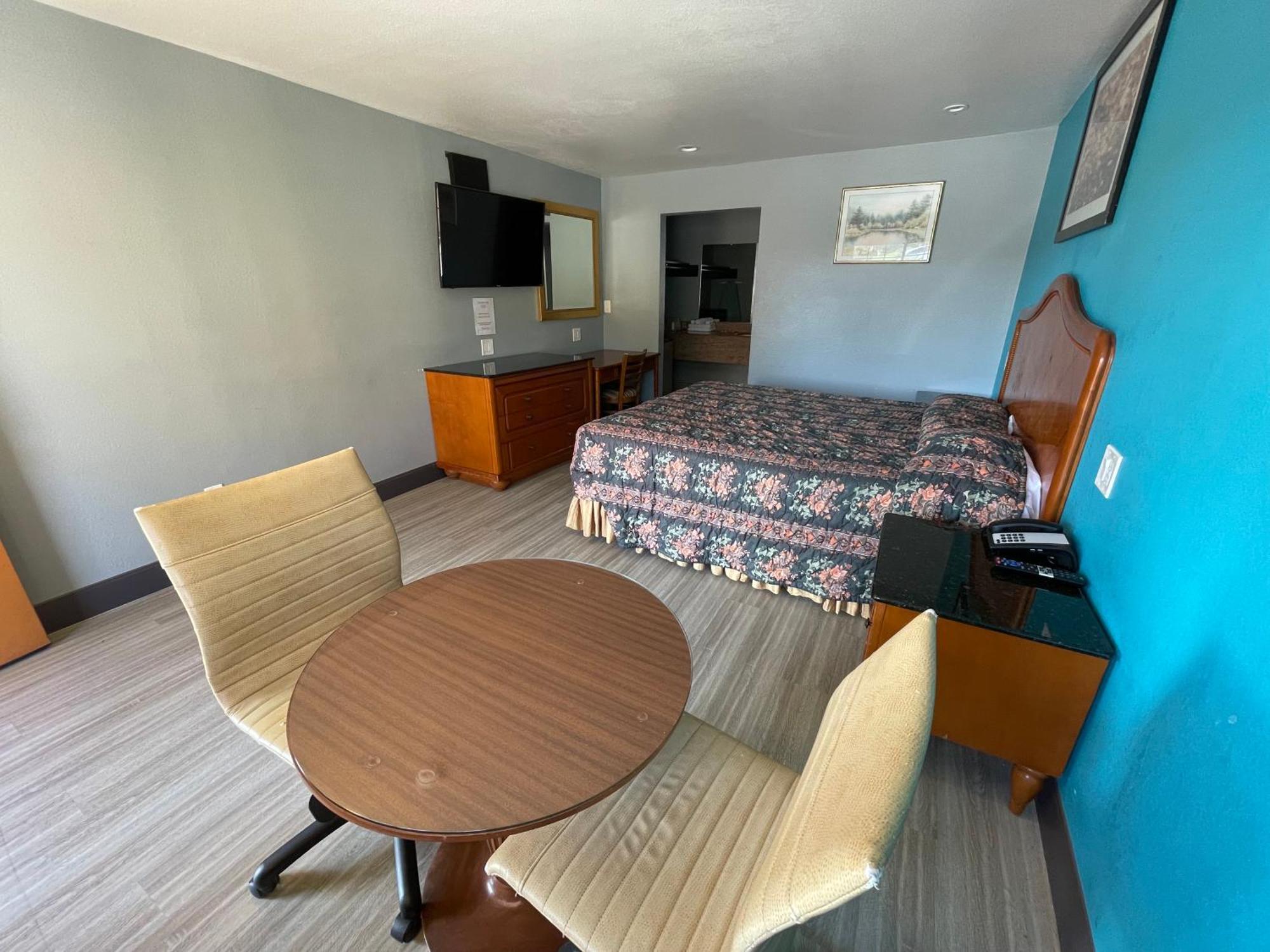 Travelers Inn Кастро Вали Екстериор снимка